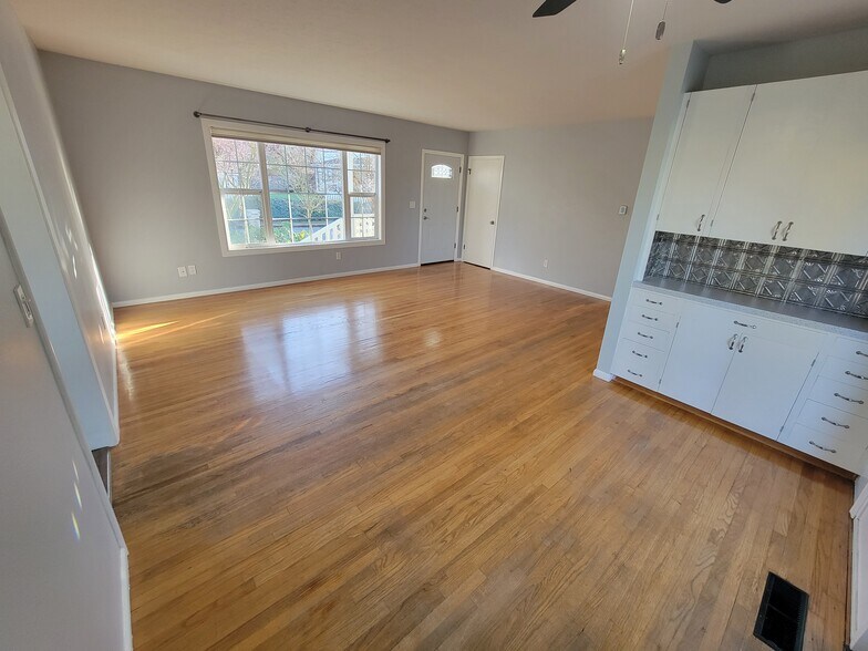 Building Photo - 8385 SW Avery St