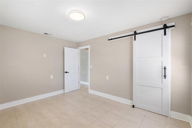 Building Photo - 231 E Madeira Ave