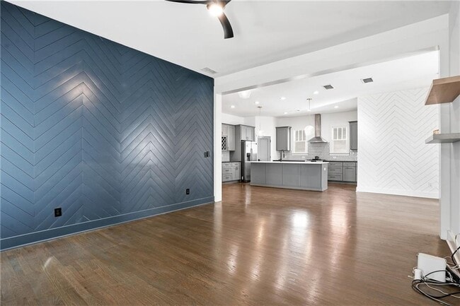 Building Photo - 1025 Oak St SW