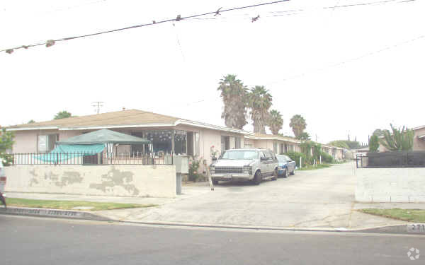Primary Photo - 2718-2720 Humbert Ave