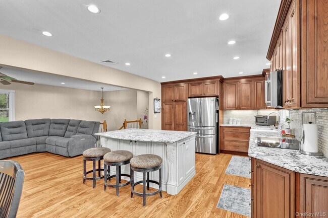 Building Photo - 809 Highland Lake Rd