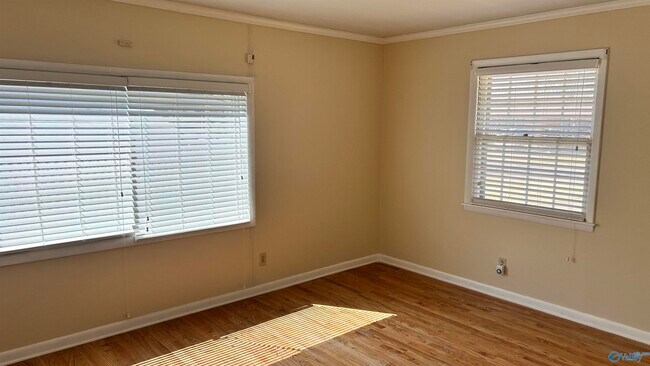 Building Photo - 2106 Giles Dr NE