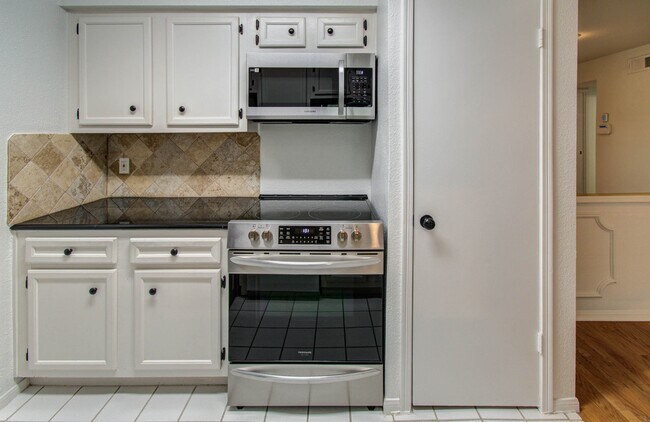 Building Photo - 5711 Sugar Hill Dr