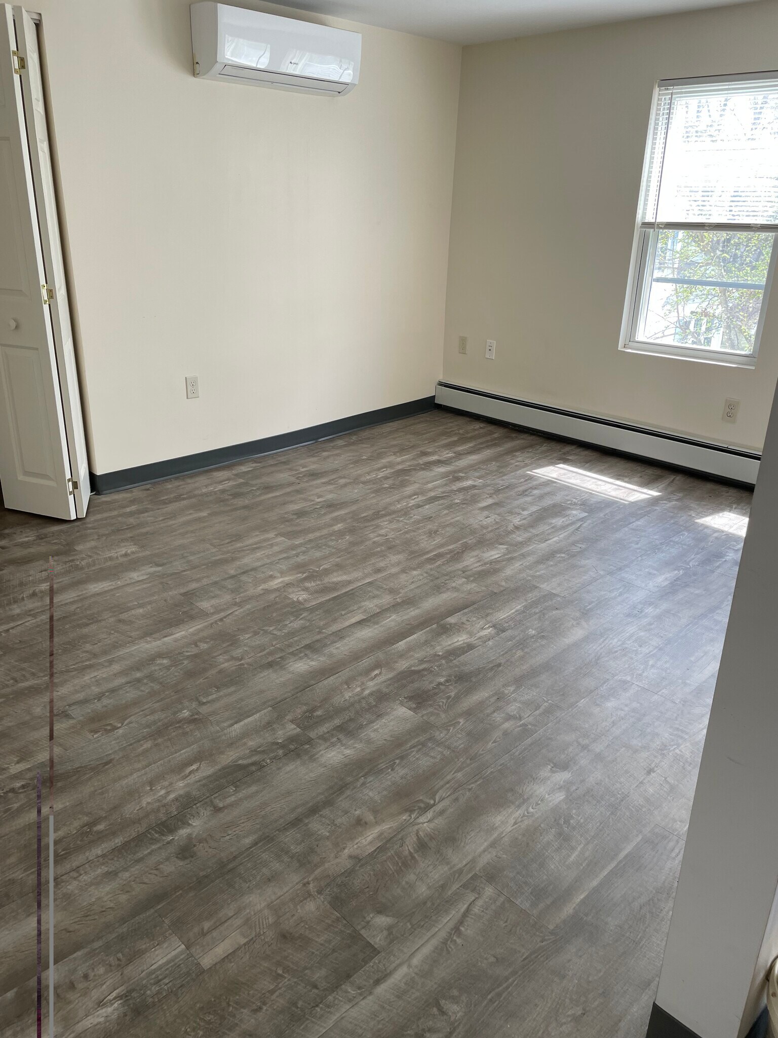 Building Photo - 371 Main St