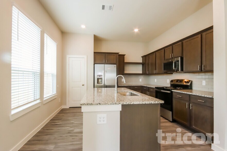 Building Photo - 9835 Willow Creek Commerce Dr