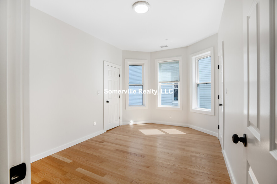 Building Photo - 27 Linden St