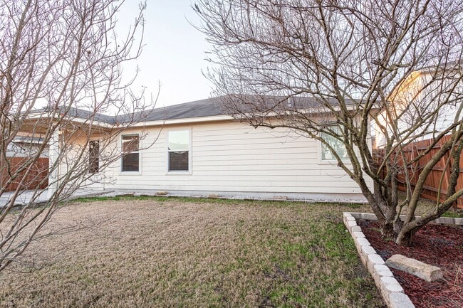 Building Photo - Inviting 4/BR 2/BA Home with Spacious Back...