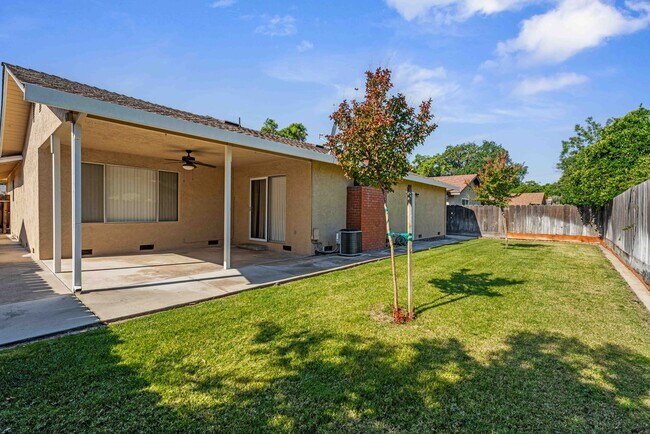 Building Photo - 2025 Sweetwater Dr