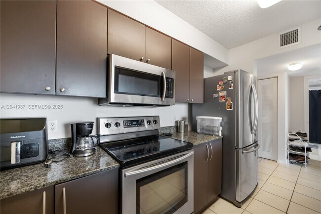 Building Photo - 1200 Brickell Bay Dr