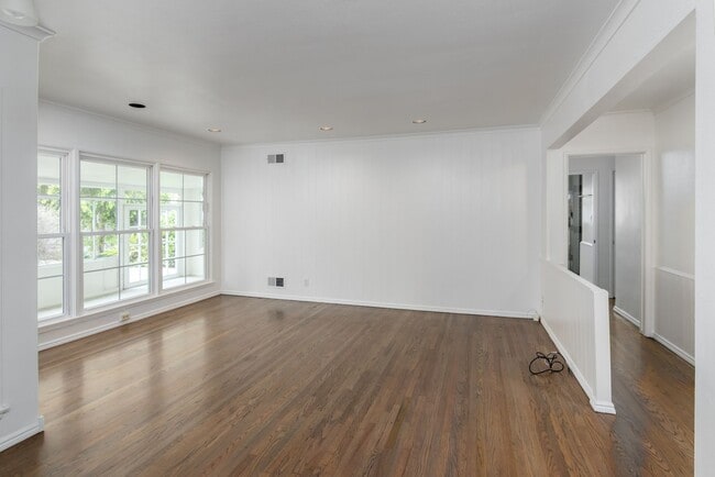 Building Photo - Charming single story home in heart of Reseda