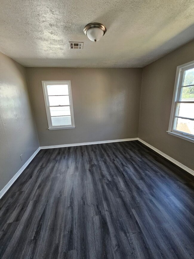 Building Photo - Cute 4 bedroom House
