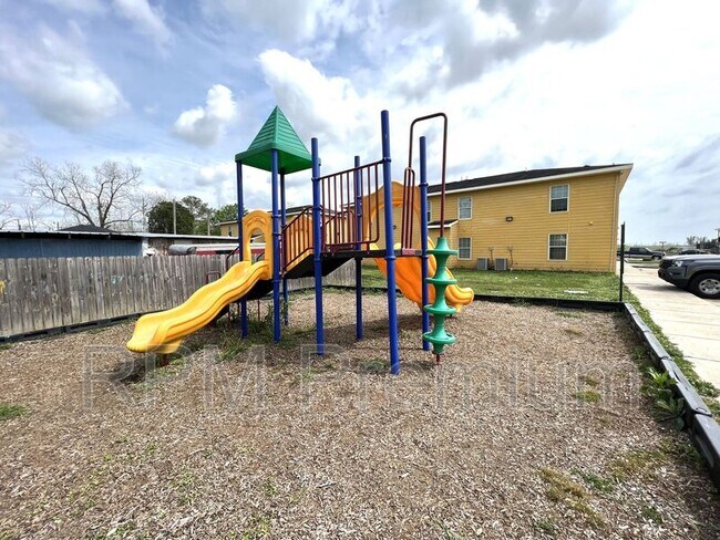 Building Photo - 5480 Spring Ln