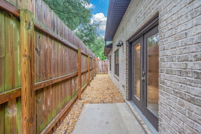 Building Photo - 518 Sibert Ave