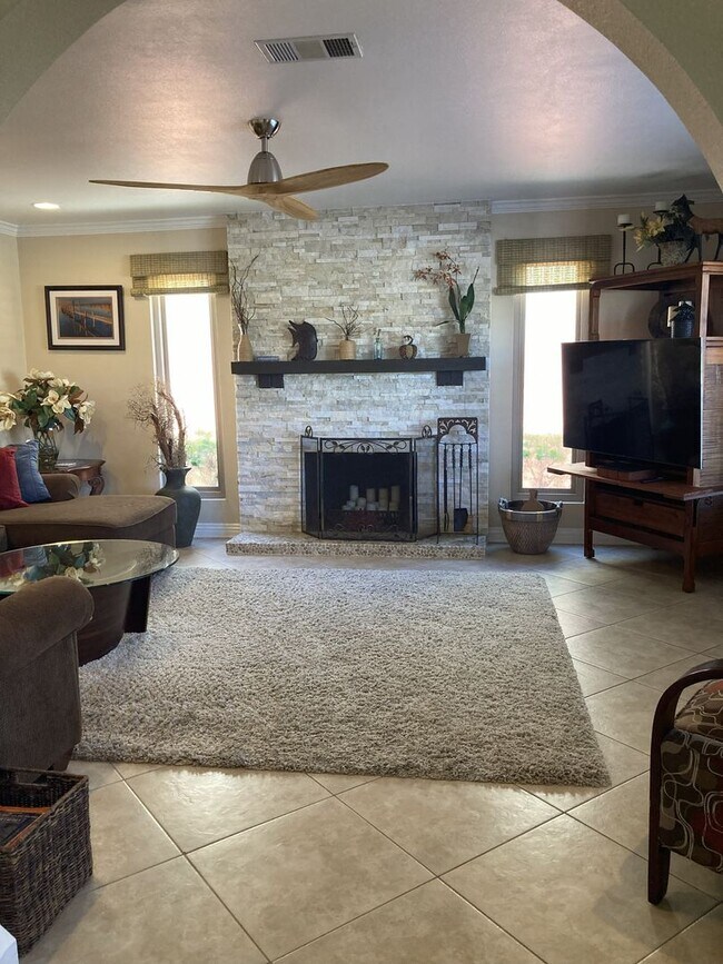 Building Photo - Relaxing Condo just steps away from the beach!