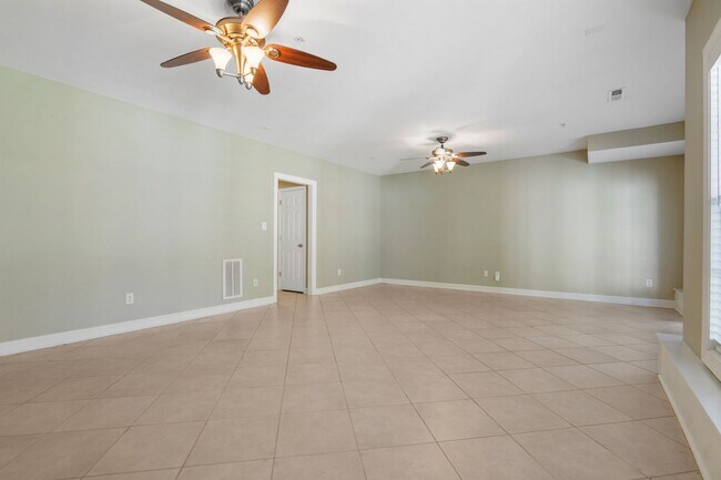 Building Photo - Gorgeous Lake Hogan Farms townhome available NOW!