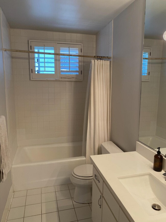 Building Photo - 1200 N Flores St