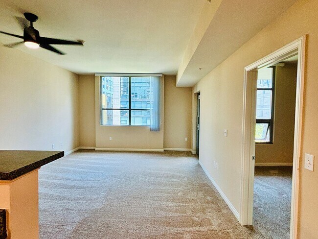 Building Photo - Beautiful Condo Adjacent to Petco Park - P...