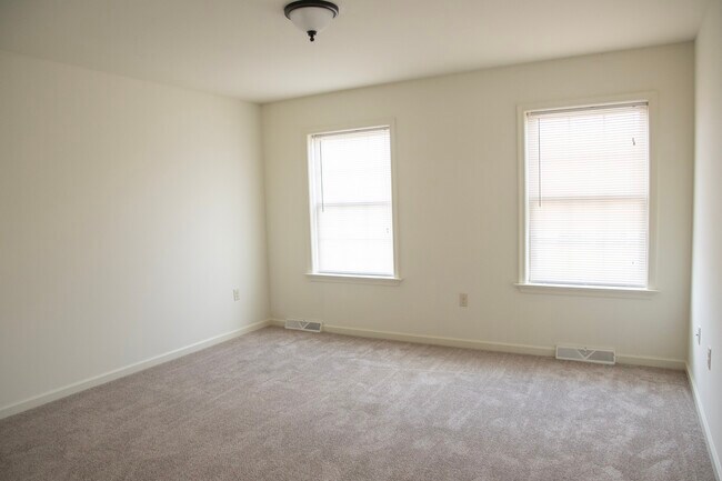 Building Photo - 320 Meadow View Dr