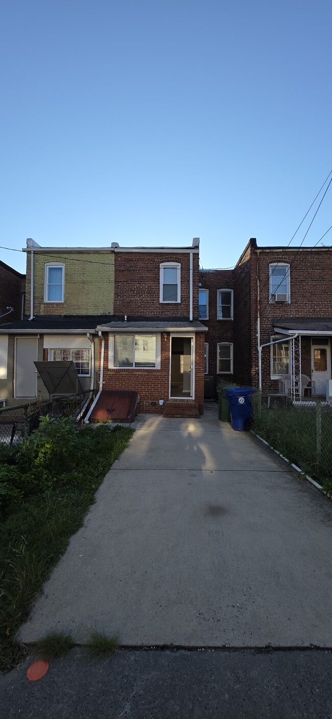 Building Photo - 614 Savage St
