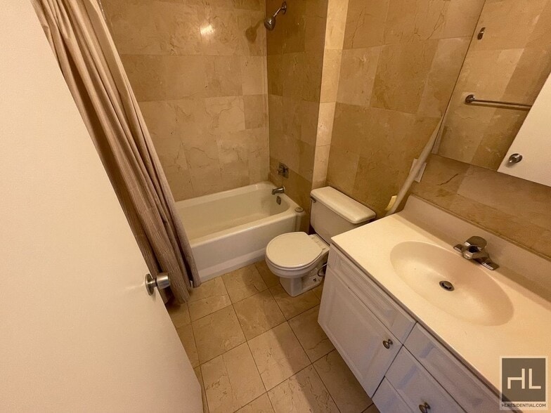 Building Photo - Beautiful 3 Bedroom 2.5 bath Apartment In ...