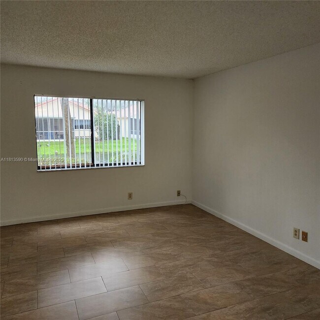 Building Photo - 342 Lakeview Dr