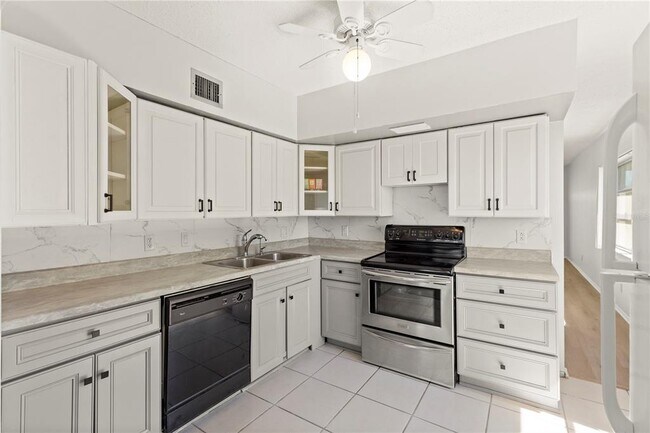 Building Photo - 2428 Columbia Dr