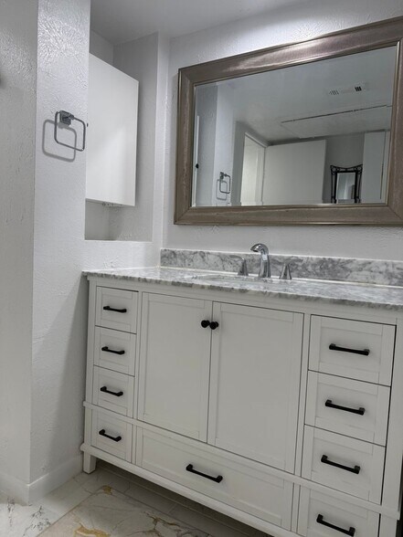 Building Photo - 4317 Hartford St