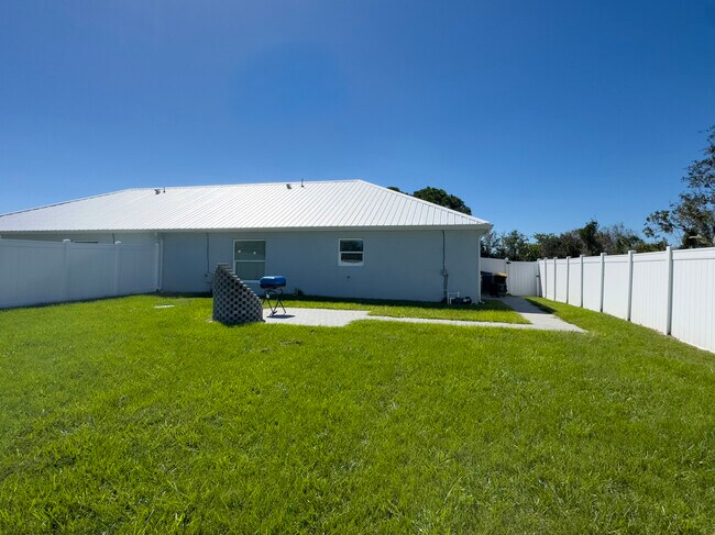Building Photo - 6819 San Bruno Dr