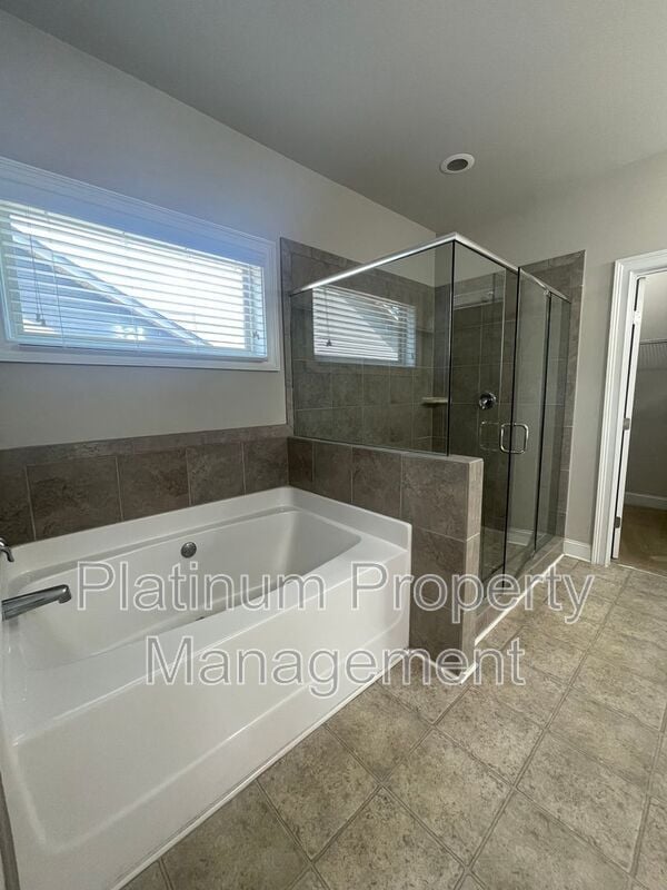 Building Photo - 5180 Mirror Lake Dr