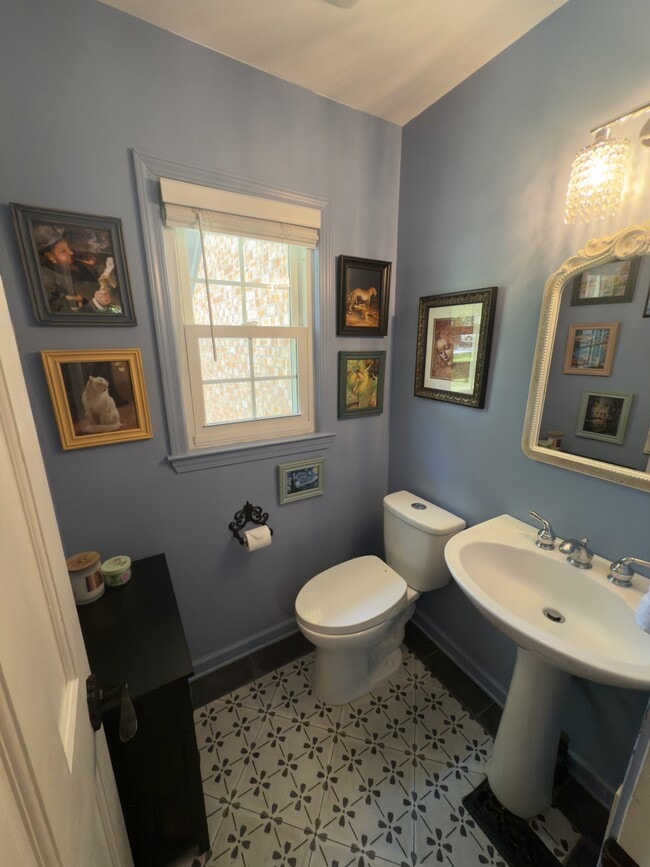 Building Photo - 989 Colonial Dr