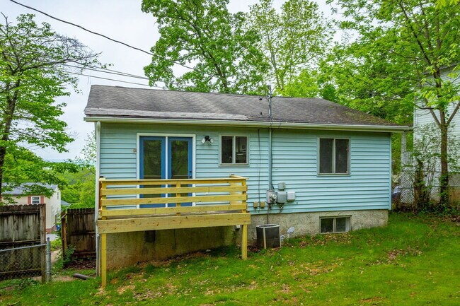 Building Photo - 833 Sylvan Dr