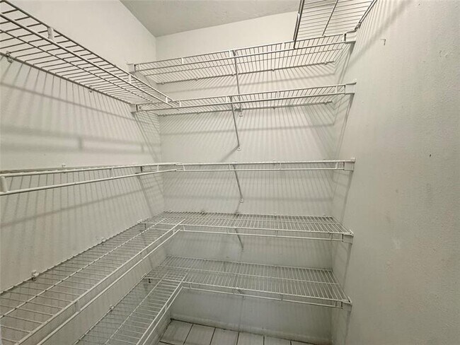 Building Photo - 2821 Somerset Dr