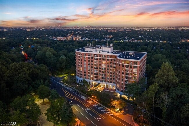 Building Photo - 616 S Orange Ave