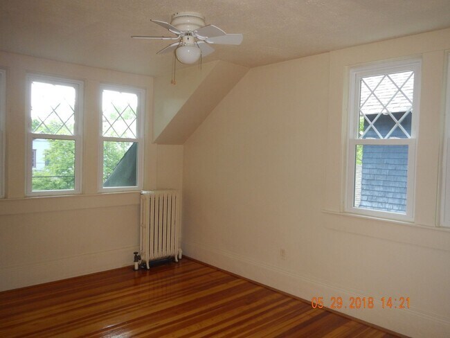 Building Photo - Available 6/1/25 Charming Two Story Single...