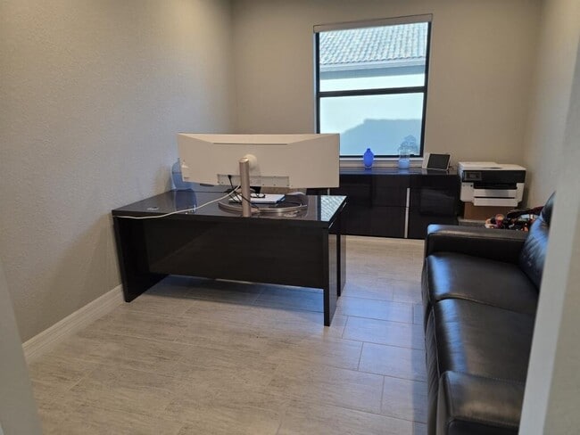 Building Photo - 527 SE Vallarta Dr