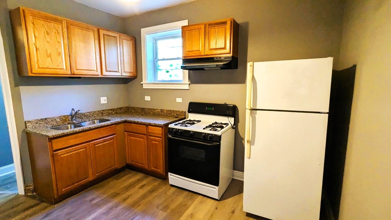 Kitchen - 6925 S Ada St