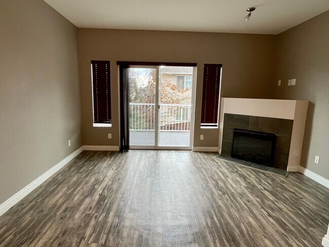 Building Photo - Beautiful Lynnwood 2-Bed Townhome with Tan...