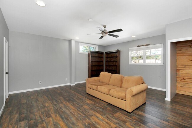 Building Photo - 3 bedroom 2 bath home in a great area filled with tons of extras you will LOVE!