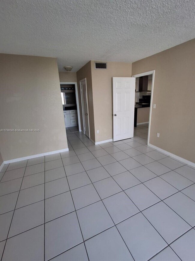 Building Photo - 1351 NE Miami Gardens Dr