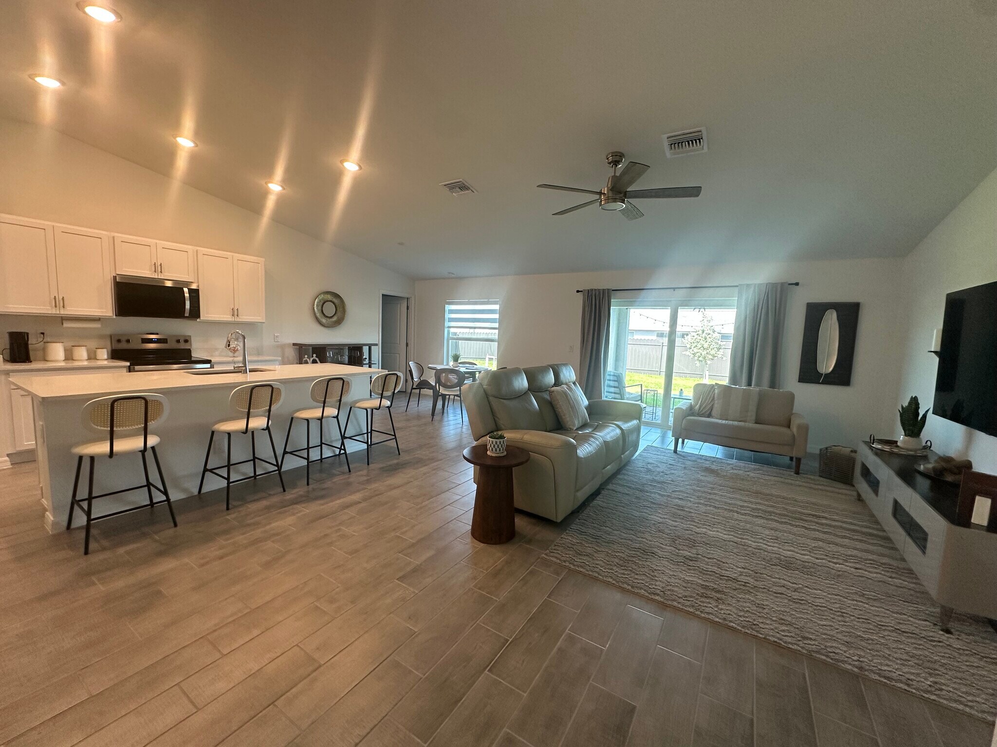 Building Photo - 1614 NE 2nd Pl