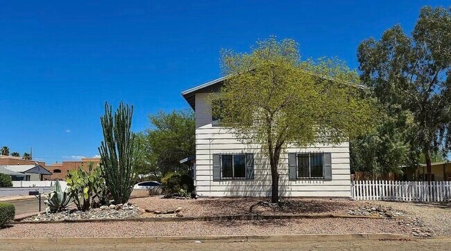 Building Photo - 902 E Elm St