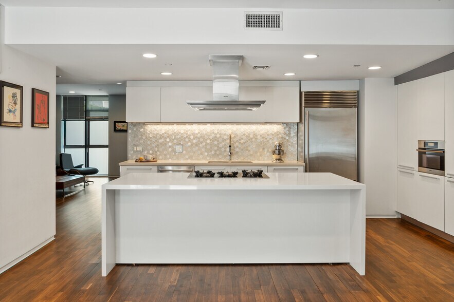 Building Photo - 825 N Kings Rd