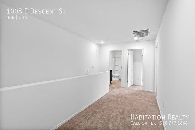 Building Photo - 1008 E Descent St