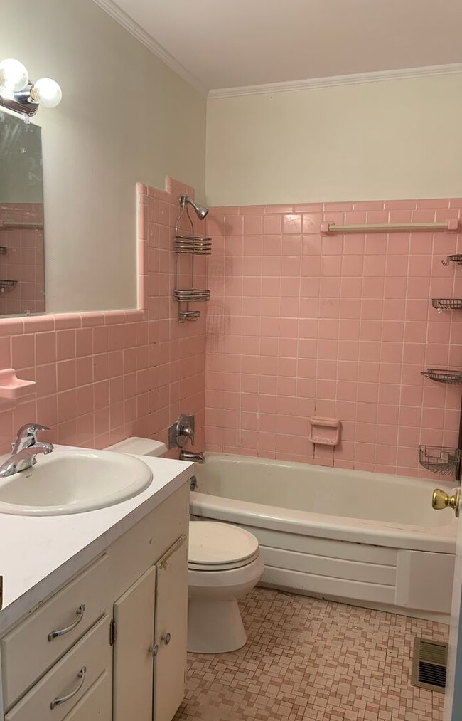 Building Photo - 3 Bedroom 1.5 Bath House on N. Wallace Ava...