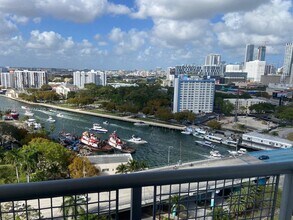 Building Photo - 10 SW South River Dr