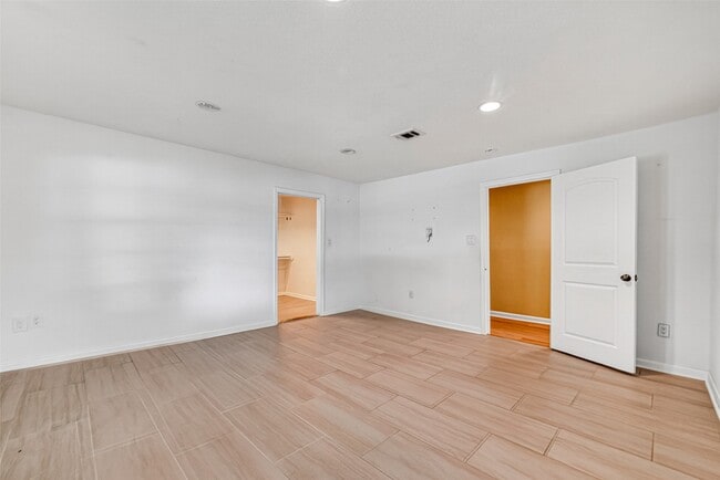 Building Photo - 1504 Lawrence Ave