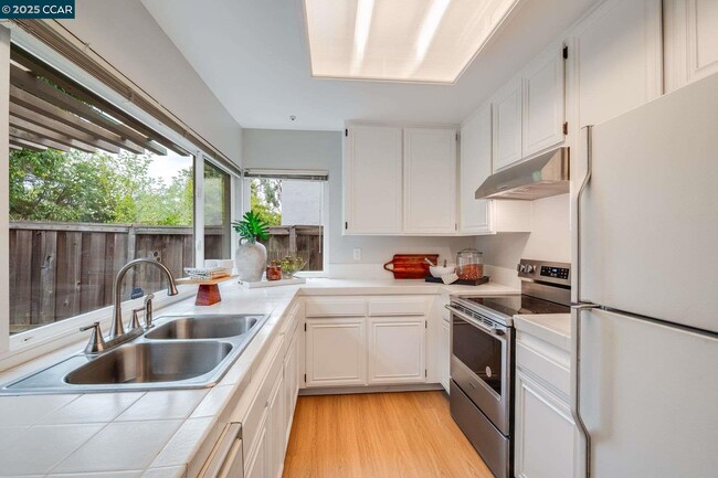 Building Photo - 4695 S Larwin Ave