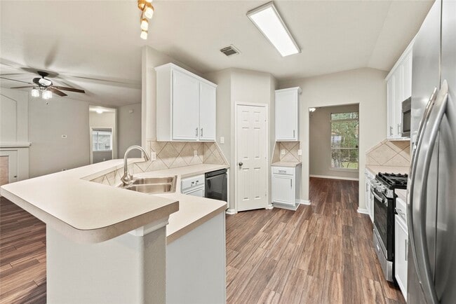 Building Photo - 9910 Pine Flats Dr