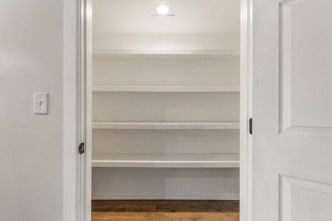 Building Photo - Modern Comfort on 1 Acre in Coweta – Available Now!