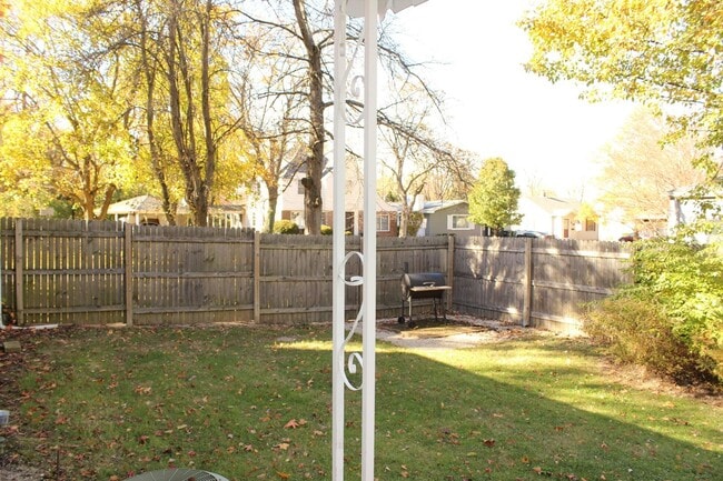 Building Photo - PRELEASING for AUGUST! Close to Campus: Fenced Yard, Garage, and In-Unit Washer and Dryer